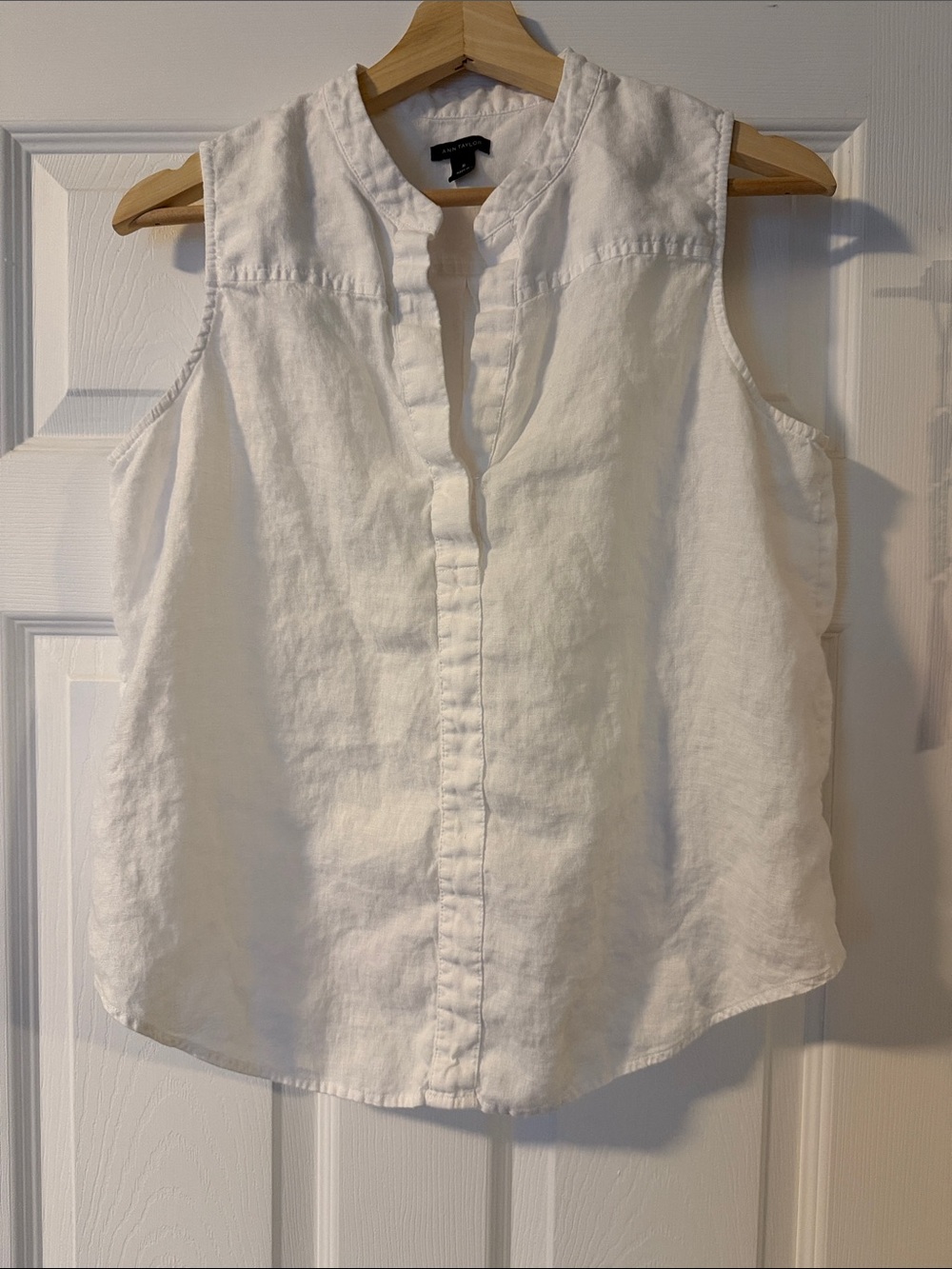 Ann Taylor White 100% Linen Sleeveless Split-Neck Sleeveless Blouse Size M